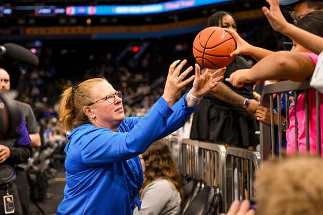 NCAA, College League, USA Basketball: Final Four-UCLA press conference, PK, Pressekonferenz and Practice UCLA Bruins head coach Cori Close signs autographs for fans during an open NCAA Final Four practice at the Mortgage Matchup Center on April 4, 2026 in Phoenix Arizona. (Thomas Fernandez Image of Phoenix Arizona United States EDITORIAL USE ONLY Copyright: xImagexofxSportx ThomasxFernandezx iosphotos403971