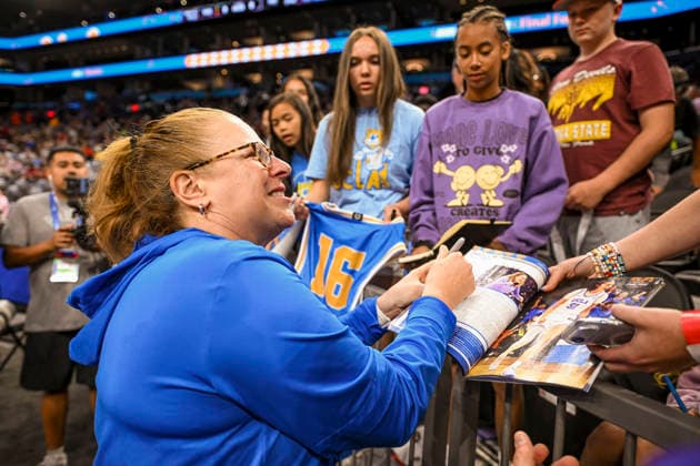 NCAA, College League, USA Basketball: Final Four-UCLA press conference, PK, Pressekonferenz and Practice UCLA Bruins head coach Cori Close signs autographs for fans during an open NCAA Final Four practice at the Mortgage Matchup Center on April 4, 2026 in Phoenix Arizona. (Thomas Fernandez Image of Phoenix Arizona United States EDITORIAL USE ONLY Copyright: xImagexofxSportx ThomasxFernandezx iosphotos403988