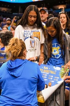 NCAA, College League, USA Basketball: Final Four-UCLA press conference, PK, Pressekonferenz and Practice UCLA Bruins head coach Cori Close signs autographs for fans during an open NCAA Final Four practice at the Mortgage Matchup Center on April 4, 2026 in Phoenix Arizona. (Thomas Fernandez Image of Phoenix Arizona United States EDITORIAL USE ONLY Copyright: xImagexofxSportx ThomasxFernandezx iosphotos403989