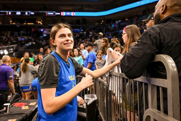 NCAA, College League, USA Basketball: Final Four-UCLA press conference, PK, Pressekonferenz and Practice UCLA Bruins forward Gabriela Jaquez (11) signs autographs for fans during an open NCAA Final Four practice at the Mortgage Matchup Center on April 4, 2026 in Phoenix Arizona. (Thomas Fernandez Image of Phoenix Arizona United States EDITORIAL USE ONLY Copyright: xImagexofxSportx ThomasxFernandezx iosphotos404007