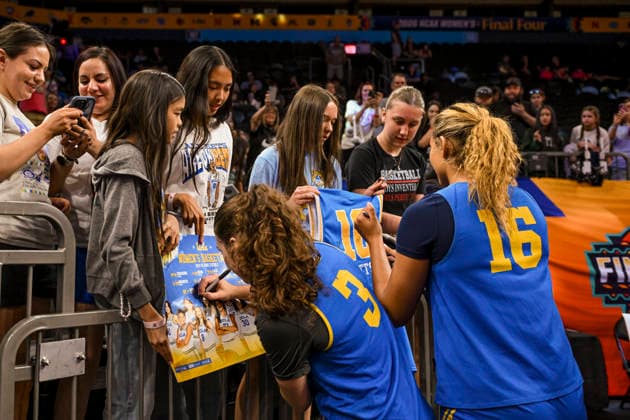 NCAA, College League, USA Basketball: Final Four-UCLA press conference, PK, Pressekonferenz and Practice UCLA Bruins guard Christina Karamouzi Siegel (3) and forward Sienna Betts (16) signs autographs for fans during an open NCAA Final Four practice at the Mortgage Matchup Center on April 4, 2026 in Phoenix Arizona. (Thomas Fernandez Image of Phoenix Arizona United States EDITORIAL USE ONLY Copyright: xImagexofxSportx ThomasxFernandezx iosphotos404009