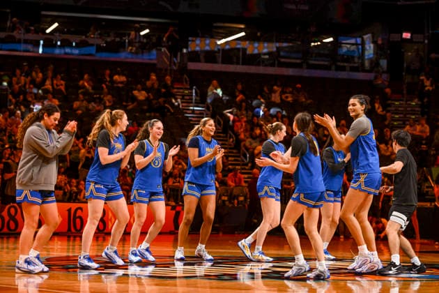 NCAA, College League, USA Basketball: Final Four-UCLA press conference, PK, Pressekonferenz and Practice UCLA Bruins perform a dance routine during an open NCAA Final Four practice at the Mortgage Matchup Center on April 4, 2026 in Phoenix Arizona. (Thomas Fernandez Image of Phoenix Arizona United States EDITORIAL USE ONLY Copyright: xImagexofxSportx ThomasxFernandezx iosphotos404012