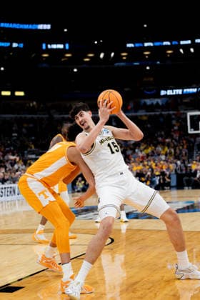 March 29, 2026, Chicago, Illinois, United States: Aday Mara (R) of the Michigan Wolverines in action against Nate Ament (L) of the Tennessee Volunteers in the Elite Eight round of the NCAA, College League, USA Men s Basketball Tournament at the United Center. Final score; Michigan 95-62 Tennessee. Chicago United States - ZUMAs197 20260329_aaa_s197_869 Copyright: xNicholasxMullerx