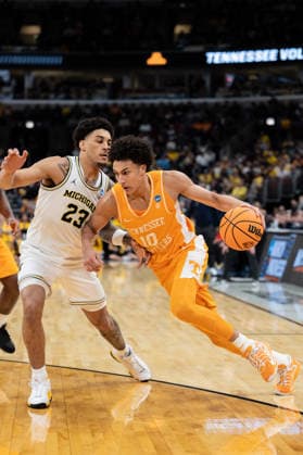 Michigan Wolverines Vs Tennessee Volunteers in Chicago, US - 29 Mar 2026 Nate Ament (R) of the Tennessee Volunteers in action against Yaxel Landeborg (L) of the Michigan Wolverines in the Elite Eight round of the NCAA, College League, USA Men s Basketball Tournament at the United Center. Final score; Michigan 95-62 Tennessee. Chicago United States Copyright: xNicholasxMullerx xSOPAxImagesx NMULLER_MICH_TENN_NCAAELITE8(23)