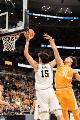March 29, 2026, Chicago, Illinois, United States: Aday Mara (L) of the Michigan Wolverines in action against Nate Ament (R) of the Tennessee Volunteers in the Elite Eight round of the NCAA, College League, USA Men s Basketball Tournament at the United Center. Final score; Michigan 95-62 Tennessee. Chicago United States - ZUMAs197 20260329_aaa_s197_872 Copyright: xNicholasxMullerx