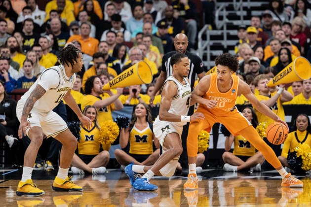 March 29, 2026, Chicago, Illinois, United States: Nate Ament (R) of the Tennessee Volunteers in action against Nimari Burnett.(L) of the Michigan Wolverines in the Elite Eight round of the NCAA, College League, USA Men s Basketball Tournament at the United Center. Final score; Michigan 95-62 Tennessee. Chicago United States - ZUMAs197 20260329_aaa_s197_874 Copyright: xNicholasxMullerx