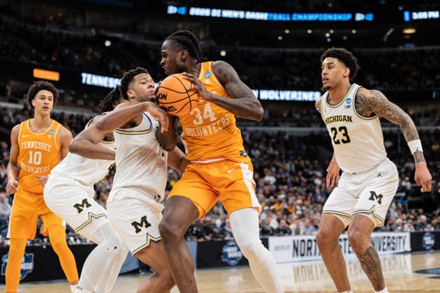 Michigan Wolverines Vs Tennessee Volunteers in Chicago, US - 29 Mar 2026 Felix Okpara (R) of the Tennessee Volunteers in action against Trey McKenney (L) of the Michigan Wolverines in the Elite Eight round of the NCAA, College League, USA Men s Basketball Tournament at the United Center. Final score; Michigan 95-62 Tennessee. Chicago United States Copyright: xNicholasxMullerx xSOPAxImagesx NMULLER_MICH_TENN_NCAAELITE8(36)