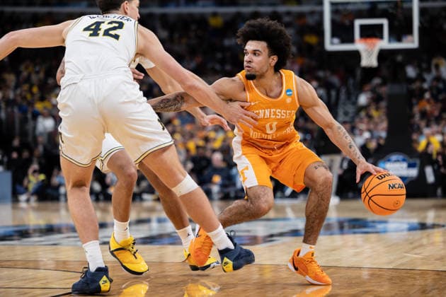 Michigan Wolverines Vs Tennessee Volunteers in Chicago, US - 29 Mar 2026 Ja’Kobi Gillespie (R) of the Tennessee Volunteers in action against Will Tschetter (L) of the Michigan Wolverines in the Elite Eight round of the NCAA, College League, USA Men s Basketball Tournament at the United Center. Final score; Michigan 95-62 Tennessee. Chicago United States Copyright: xNicholasxMullerx xSOPAxImagesx NMULLER_MICH_TENN_NCAAELITE8(38)