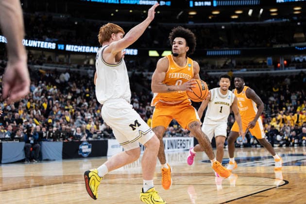Michigan Wolverines Vs Tennessee Volunteers in Chicago, US - 29 Mar 2026 Ja’Kobi Gillespie (R) of the Tennessee Volunteers in action against Oscar Goodman (L) of the Michigan Wolverines in the Elite Eight round of the NCAA, College League, USA Men s Basketball Tournament at the United Center. Final score; Michigan 95-62 Tennessee. Chicago United States Copyright: xNicholasxMullerx xSOPAxImagesx NMULLER_MICH_TENN_NCAAELITE8(44)