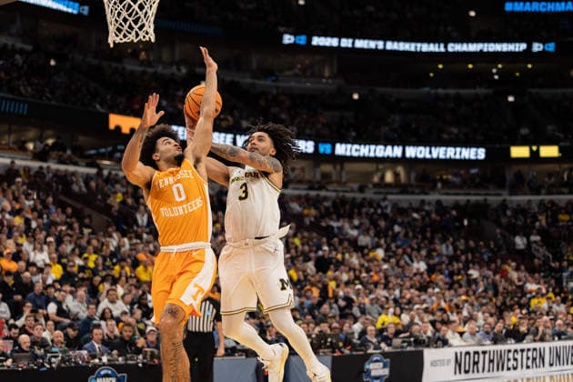 March 29, 2026, Chicago, Illinois, United States: Elliot Cadeau (R) of the Michigan Wolverines in action against Ja™Kobi Gillespie (L) of the Tennessee Volunteers in the Elite Eight round of the NCAA, College League, USA Men s Basketball Tournament at the United Center. Final score; Michigan 95-62 Tennessee. Chicago United States - ZUMAs197 20260329_aaa_s197_881 Copyright: xNicholasxMullerx