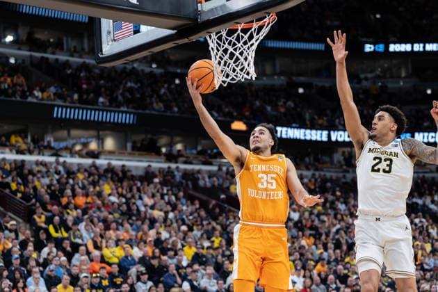 March 29, 2026, Chicago, Illinois, United States: Ethan Burg (L) of the Tennessee Volunteers in action against Yaxel Landeborg (R) of the Michigan Wolverines in the Elite Eight round of the NCAA, College League, USA Men s Basketball Tournament at the United Center. Final score; Michigan 95-62 Tennessee. Chicago United States - ZUMAs197 20260329_aaa_s197_891 Copyright: xNicholasxMullerx