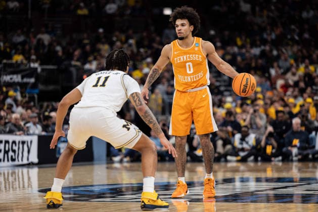 March 29, 2026, Chicago, Illinois, United States: Ja™Kobi Gillespie (R) of the Tennessee Volunteers in action against Roddy Gayle Jr. (L) of the Michigan Wolverines in the Elite Eight round of the NCAA, College League, USA Men s Basketball Tournament at the United Center. Final score; Michigan 95-62 Tennessee. Chicago United States - ZUMAs197 20260329_aaa_s197_913 Copyright: xNicholasxMullerx