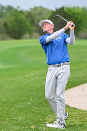 SAN ANTONIO, TX - APRIL 04: Brandt Snedeker (USA) chips up on 2 during the third round of the Valero Texas Open on April 4, 2026, at the AT&T Oaks Course at TPC San Antonio, San Antonio, Texas. (Photo by Ken Murray Icon Sportswire) GOLF: APR 04 PGA, Golf Herren Valero Texas Open EDITORIAL USE ONLY Icon2604040293