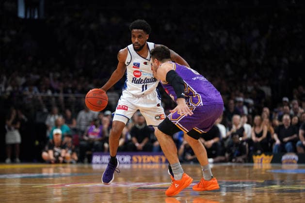 NBL KINGS 36ERS, Bryce Cotton of the 36ers takes on Matthew Dellavedova of the Kings during NBL grand final, game five, Sydney Kings v Adelaide 36ers, at Qudos Bank Arena in Sydney, Sunday, April 5, 2026. ( NO ARCHIVING, EDITORIAL USE ONLY SYDNEY NEW SOUTH WALES AUSTRALIA  Copyright: xROBBIExSTEPHENSONx 20260405138909816618