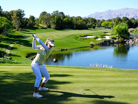 LAS VEGAS, NV - APRIL 04: LPGA, Golf Damen golfer Brooke Henderson plays her tee shot on the 18th hole during the third round of the Aramco Championship on April 4, 2026, at Shadow Creek Golf Course in Las Vegas, Nevada. (Photo by Brian Spurlock Icon Sportswire) GOLF: APR 04 LPGA Aramco Championship EDITORIAL USE ONLY Icon26040423