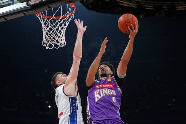 NBL KINGS 36ERS, Jaylin Galloway of the Kings and Isaac Humpries of the 36ers compete for the ball during NBL grand final, game five, Sydney Kings v Adelaide 36ers, at Qudos Bank Arena in Sydney, Sunday, April 5, 2026. ( NO ARCHIVING, EDITORIAL USE ONLY SYDNEY NEW SOUTH WALES AUSTRALIA  Copyright: xROBBIExSTEPHENSONx 20260405148248974832