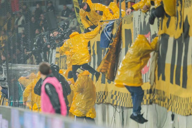 04.04.2026, xomx, Fussball 2.Bundesliga, Dynamo Dresden - Hertha BSC Berlin v.l. Platzsturm. Randale. Ausschreitungen. Pyros. Protechnik. Fackeln. Raketen. Beide Fanlager stuermen das Spielfeld. Jagdszenen mit der Polizei. Einsatzkraefte sichern das Spielfeld und draengen Fans zurueck in den K-Block. (DFL DFB REGULATIONS PROHIBIT ANY USE OF PHOTOGRAPHS as IMAGE SEQUENCES and or QUASI-VIDEO) Dresden