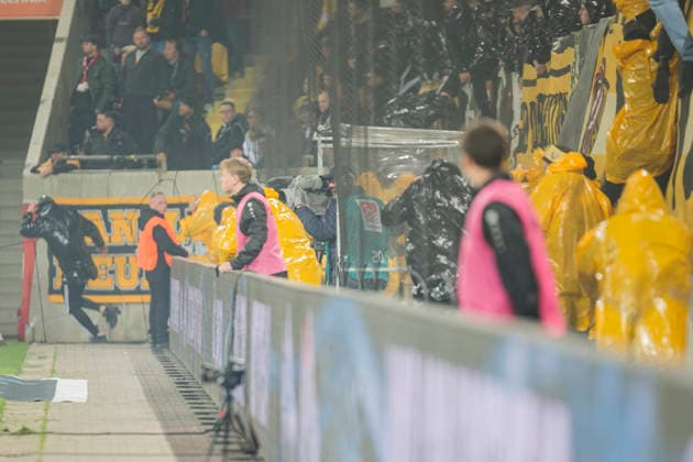04.04.2026, xomx, Fussball 2.Bundesliga, Dynamo Dresden - Hertha BSC Berlin v.l. Platzsturm. Randale. Ausschreitungen. Pyros. Protechnik. Fackeln. Raketen. Beide Fanlager stuermen das Spielfeld. Jagdszenen mit der Polizei. Einsatzkraefte sichern das Spielfeld und draengen Fans zurueck in den K-Block. (DFL DFB REGULATIONS PROHIBIT ANY USE OF PHOTOGRAPHS as IMAGE SEQUENCES and or QUASI-VIDEO) Dresden