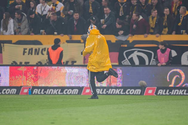 04.04.2026, xomx, Fussball 2.Bundesliga, Dynamo Dresden - Hertha BSC Berlin v.l. Platzsturm. Randale. Ausschreitungen. Pyros. Protechnik. Fackeln. Raketen. Beide Fanlager stuermen das Spielfeld. Jagdszenen mit der Polizei. Einsatzkraefte sichern das Spielfeld und draengen Fans zurueck in den K-Block. (DFL DFB REGULATIONS PROHIBIT ANY USE OF PHOTOGRAPHS as IMAGE SEQUENCES and or QUASI-VIDEO) Dresden