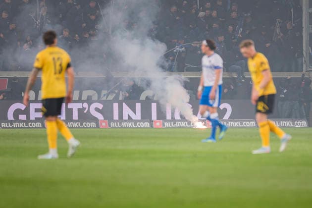04.04.2026, xomx, Fussball 2.Bundesliga, Dynamo Dresden - Hertha BSC Berlin v.l. Platzsturm. Randale. Ausschreitungen. Pyros. Protechnik. Fackeln. Raketen. Beide Fanlager stuermen das Spielfeld. Jagdszenen mit der Polizei. Einsatzkraefte sichern das Spielfeld und draengen Fans zurueck in den K-Block. (DFL DFB REGULATIONS PROHIBIT ANY USE OF PHOTOGRAPHS as IMAGE SEQUENCES and or QUASI-VIDEO) Dresden