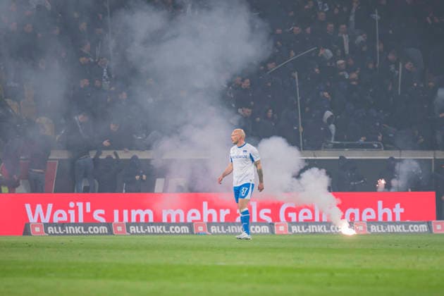 04.04.2026, xomx, Fussball 2.Bundesliga, Dynamo Dresden - Hertha BSC Berlin v.l. Platzsturm. Randale. Ausschreitungen. Pyros. Protechnik. Fackeln. Raketen. Beide Fanlager stuermen das Spielfeld. Jagdszenen mit der Polizei. Einsatzkraefte sichern das Spielfeld und draengen Fans zurueck in den K-Block. (DFL DFB REGULATIONS PROHIBIT ANY USE OF PHOTOGRAPHS as IMAGE SEQUENCES and or QUASI-VIDEO) Dresden