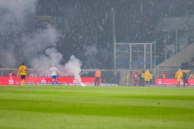 04.04.2026, xomx, Fussball 2.Bundesliga, Dynamo Dresden - Hertha BSC Berlin v.l. Platzsturm. Randale. Ausschreitungen. Pyros. Protechnik. Fackeln. Raketen. Beide Fanlager stuermen das Spielfeld. Jagdszenen mit der Polizei. Einsatzkraefte sichern das Spielfeld und draengen Fans zurueck in den K-Block. (DFL DFB REGULATIONS PROHIBIT ANY USE OF PHOTOGRAPHS as IMAGE SEQUENCES and or QUASI-VIDEO) Dresden