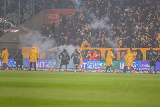 04.04.2026, xomx, Fussball 2.Bundesliga, Dynamo Dresden - Hertha BSC Berlin v.l. Platzsturm. Randale. Ausschreitungen. Pyros. Protechnik. Fackeln. Raketen. Beide Fanlager stuermen das Spielfeld. Jagdszenen mit der Polizei. Einsatzkraefte sichern das Spielfeld und draengen Fans zurueck in den K-Block. (DFL DFB REGULATIONS PROHIBIT ANY USE OF PHOTOGRAPHS as IMAGE SEQUENCES and or QUASI-VIDEO) Dresden
