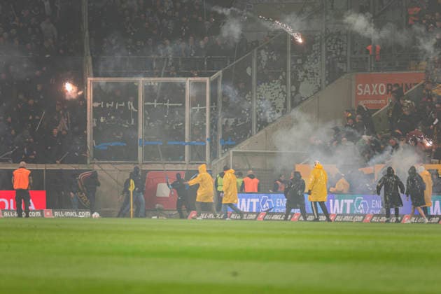 04.04.2026, xomx, Fussball 2.Bundesliga, Dynamo Dresden - Hertha BSC Berlin v.l. Platzsturm. Randale. Ausschreitungen. Pyros. Protechnik. Fackeln. Raketen. Beide Fanlager stuermen das Spielfeld. Jagdszenen mit der Polizei. Einsatzkraefte sichern das Spielfeld und draengen Fans zurueck in den K-Block. (DFL DFB REGULATIONS PROHIBIT ANY USE OF PHOTOGRAPHS as IMAGE SEQUENCES and or QUASI-VIDEO) Dresden