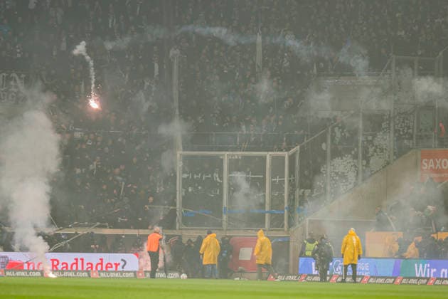 04.04.2026, xomx, Fussball 2.Bundesliga, Dynamo Dresden - Hertha BSC Berlin v.l. Platzsturm. Randale. Ausschreitungen. Pyros. Protechnik. Fackeln. Raketen. Beide Fanlager stuermen das Spielfeld. Jagdszenen mit der Polizei. Einsatzkraefte sichern das Spielfeld und draengen Fans zurueck in den K-Block. (DFL DFB REGULATIONS PROHIBIT ANY USE OF PHOTOGRAPHS as IMAGE SEQUENCES and or QUASI-VIDEO) Dresden