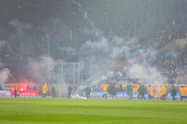 04.04.2026, xomx, Fussball 2.Bundesliga, Dynamo Dresden - Hertha BSC Berlin v.l. Platzsturm. Randale. Ausschreitungen. Pyros. Protechnik. Fackeln. Raketen. Beide Fanlager stuermen das Spielfeld. Jagdszenen mit der Polizei. Einsatzkraefte sichern das Spielfeld und draengen Fans zurueck in den K-Block. (DFL DFB REGULATIONS PROHIBIT ANY USE OF PHOTOGRAPHS as IMAGE SEQUENCES and or QUASI-VIDEO) Dresden