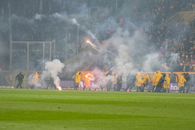04.04.2026, xomx, Fussball 2.Bundesliga, Dynamo Dresden - Hertha BSC Berlin v.l. Platzsturm. Randale. Ausschreitungen. Pyros. Protechnik. Fackeln. Raketen. Beide Fanlager stuermen das Spielfeld. Jagdszenen mit der Polizei. Einsatzkraefte sichern das Spielfeld und draengen Fans zurueck in den K-Block. (DFL DFB REGULATIONS PROHIBIT ANY USE OF PHOTOGRAPHS as IMAGE SEQUENCES and or QUASI-VIDEO) Dresden
