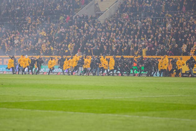 04.04.2026, xomx, Fussball 2.Bundesliga, Dynamo Dresden - Hertha BSC Berlin v.l. Platzsturm. Randale. Ausschreitungen. Pyros. Protechnik. Fackeln. Raketen. Beide Fanlager stuermen das Spielfeld. Jagdszenen mit der Polizei. Einsatzkraefte sichern das Spielfeld und draengen Fans zurueck in den K-Block. (DFL DFB REGULATIONS PROHIBIT ANY USE OF PHOTOGRAPHS as IMAGE SEQUENCES and or QUASI-VIDEO) Dresden
