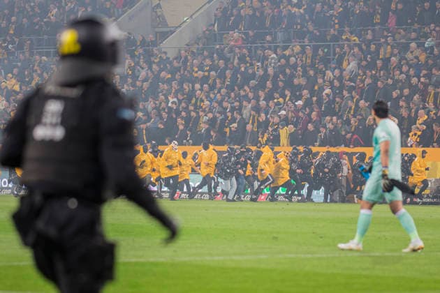 04.04.2026, xomx, Fussball 2.Bundesliga, Dynamo Dresden - Hertha BSC Berlin v.l. Platzsturm. Randale. Ausschreitungen. Pyros. Protechnik. Fackeln. Raketen. Beide Fanlager stuermen das Spielfeld. Jagdszenen mit der Polizei. Einsatzkraefte sichern das Spielfeld und draengen Fans zurueck in den K-Block. (DFL DFB REGULATIONS PROHIBIT ANY USE OF PHOTOGRAPHS as IMAGE SEQUENCES and or QUASI-VIDEO) Dresden