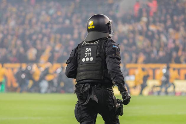 04.04.2026, xomx, Fussball 2.Bundesliga, Dynamo Dresden - Hertha BSC Berlin v.l. Platzsturm. Randale. Ausschreitungen. Pyros. Protechnik. Fackeln. Raketen. Beide Fanlager stuermen das Spielfeld. Jagdszenen mit der Polizei. Einsatzkraefte sichern das Spielfeld und draengen Fans zurueck in den K-Block. (DFL DFB REGULATIONS PROHIBIT ANY USE OF PHOTOGRAPHS as IMAGE SEQUENCES and or QUASI-VIDEO) Dresden