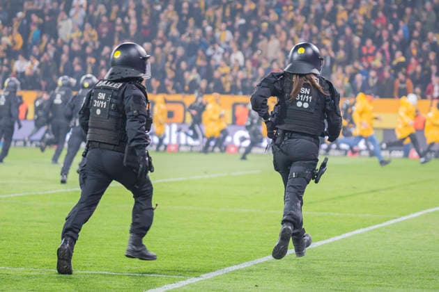 04.04.2026, xomx, Fussball 2.Bundesliga, Dynamo Dresden - Hertha BSC Berlin v.l. Platzsturm. Randale. Ausschreitungen. Pyros. Protechnik. Fackeln. Raketen. Beide Fanlager stuermen das Spielfeld. Jagdszenen mit der Polizei. Einsatzkraefte sichern das Spielfeld und draengen Fans zurueck in den K-Block. (DFL DFB REGULATIONS PROHIBIT ANY USE OF PHOTOGRAPHS as IMAGE SEQUENCES and or QUASI-VIDEO) Dresden