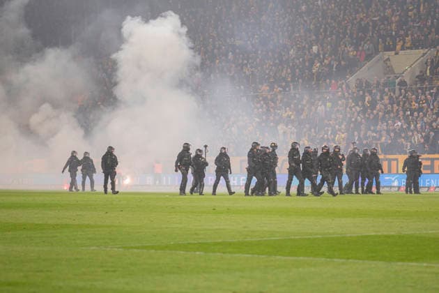 04.04.2026, xomx, Fussball 2.Bundesliga, Dynamo Dresden - Hertha BSC Berlin v.l. Platzsturm. Randale. Ausschreitungen. Pyros. Protechnik. Fackeln. Raketen. Beide Fanlager stuermen das Spielfeld. Jagdszenen mit der Polizei. Einsatzkraefte sichern das Spielfeld und draengen Fans zurueck in den K-Block. (DFL DFB REGULATIONS PROHIBIT ANY USE OF PHOTOGRAPHS as IMAGE SEQUENCES and or QUASI-VIDEO) Dresden