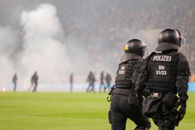 04.04.2026, xomx, Fussball 2.Bundesliga, Dynamo Dresden - Hertha BSC Berlin v.l. Platzsturm. Randale. Ausschreitungen. Pyros. Protechnik. Fackeln. Raketen. Beide Fanlager stuermen das Spielfeld. Jagdszenen mit der Polizei. Einsatzkraefte sichern das Spielfeld und draengen Fans zurueck in den K-Block. (DFL DFB REGULATIONS PROHIBIT ANY USE OF PHOTOGRAPHS as IMAGE SEQUENCES and or QUASI-VIDEO) Dresden