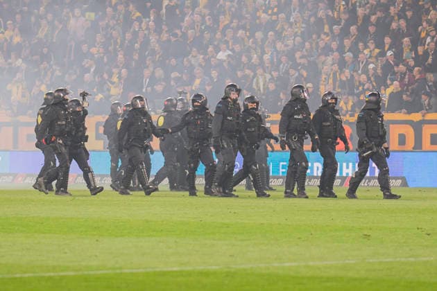 04.04.2026, xomx, Fussball 2.Bundesliga, Dynamo Dresden - Hertha BSC Berlin v.l. Platzsturm. Randale. Ausschreitungen. Pyros. Protechnik. Fackeln. Raketen. Beide Fanlager stuermen das Spielfeld. Jagdszenen mit der Polizei. Einsatzkraefte sichern das Spielfeld und draengen Fans zurueck in den K-Block. (DFL DFB REGULATIONS PROHIBIT ANY USE OF PHOTOGRAPHS as IMAGE SEQUENCES and or QUASI-VIDEO) Dresden