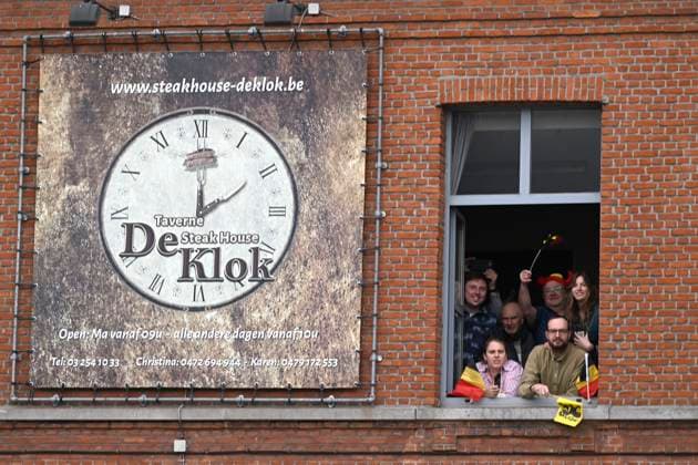 Sport Bilder des Tages Ronde van Vlaanderen 2026 Cycling Race OUDENAARDE, BELGIUM - APRIL 05 : illustration picture supporters during the 110th edition of Ronde van Vlaanderen an UCI World Tour 1.UWT one day cycling road race for Men Elite of 271 km with start in Antwerpen and finish in Oudenaarde on April 5, 2026 in Oudenaarde, Belgium, 05 04 2026 ( Motordriver Guy De Vuyst - Oudenaarde Belgium  Copyright: xNicoxVereeckenx