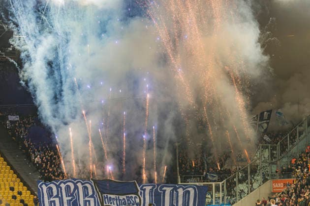 04.04.2026, xomx, Fussball 2.Bundesliga, Dynamo Dresden - Hertha BSC Berlin v.l. Fans Hertha mit Pyros Raketen: Spielunterbrechung (DFL DFB REGULATIONS PROHIBIT ANY USE OF PHOTOGRAPHS as IMAGE SEQUENCES and or QUASI-VIDEO) Dresden