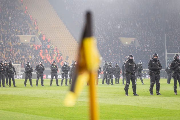 04.04.2026, xomx, Fussball 2.Bundesliga, Dynamo Dresden - Hertha BSC Berlin v.l. Platzsturm. Randale. Ausschreitungen. Pyros. Protechnik. Fackeln. Raketen. Beide Fanlager stuermen das Spielfeld. Jagdszenen mit der Polizei. Einsatzkraefte sichern das Spielfeld und draengen Fans zurueck in den K-Block. (DFL DFB REGULATIONS PROHIBIT ANY USE OF PHOTOGRAPHS as IMAGE SEQUENCES and or QUASI-VIDEO) Dresden