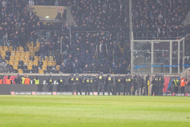 04.04.2026, xomx, Fussball 2.Bundesliga, Dynamo Dresden - Hertha BSC Berlin v.l. Platzsturm. Randale. Ausschreitungen. Pyros. Protechnik. Fackeln. Raketen. Beide Fanlager stuermen das Spielfeld. Jagdszenen mit der Polizei. Einsatzkraefte sichern das Spielfeld und draengen Fans zurueck in den K-Block. (DFL DFB REGULATIONS PROHIBIT ANY USE OF PHOTOGRAPHS as IMAGE SEQUENCES and or QUASI-VIDEO) Dresden