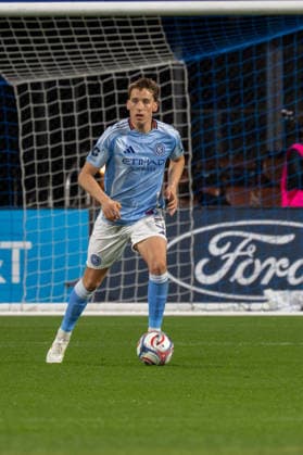 April 4, 2026, Queens, United States: New York City FC Midfielder Kai Trewin (5) seen in action during an MLS, Fussball Herren, USA regular season match between New York City FC and St. Louis City SC at Citi Field. Final Score; New York City FC 1 : 1 St. Louis City SC. Queens United States - ZUMAs197 20260404_aaa_s197_295 Copyright: xRonxSmitsx