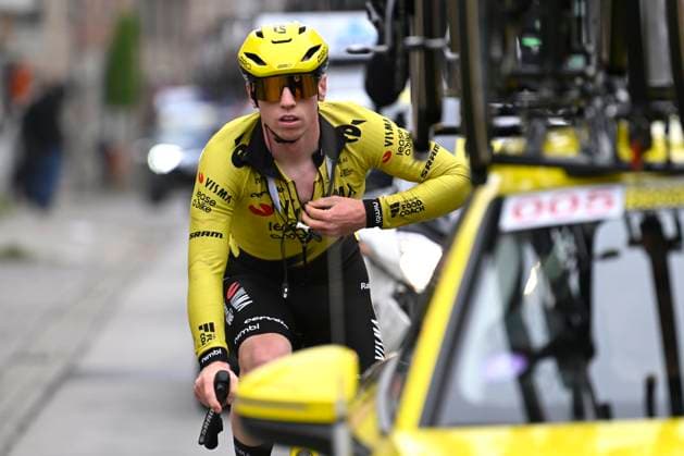 Ronde van Vlaanderen 2026 Cycling Race OUDENAARDE, BELGIUM - APRIL 05 : radio problem for Brennan Matthew (GBR) of Team Visma I Lease a Bike during the 110th edition of Ronde van Vlaanderen an UCI World Tour 1.UWT one day cycling road race for Men Elite of 271 km with start in Antwerpen and finish in Oudenaarde on April 5, 2026 in Oudenaarde, Belgium, 05 04 2026 ( Motordriver Guy De Vuyst - Oudenaarde Belgium  Copyright: xNicoxVereeckenx