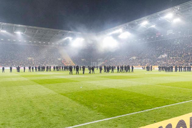 04.04.2026, xomx, Fussball 2.Bundesliga, Dynamo Dresden - Hertha BSC Berlin v.l. Platzsturm. Randale. Ausschreitungen. Pyros. Protechnik. Fackeln. Raketen. Beide Fanlager stuermen das Spielfeld. Jagdszenen mit der Polizei. Einsatzkraefte sichern das Spielfeld und draengen Fans zurueck in den K-Block. (DFL DFB REGULATIONS PROHIBIT ANY USE OF PHOTOGRAPHS as IMAGE SEQUENCES and or QUASI-VIDEO) Dresden