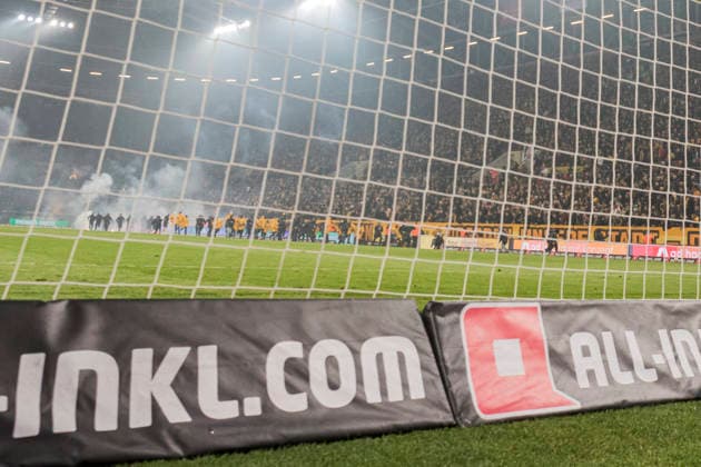 04.04.2026, xomx, Fussball 2.Bundesliga, Dynamo Dresden - Hertha BSC Berlin v.l. Platzsturm. Randale. Ausschreitungen. Pyros. Protechnik. Fackeln. Raketen. Beide Fanlager stuermen das Spielfeld. Jagdszenen mit der Polizei. Einsatzkraefte sichern das Spielfeld und draengen Fans zurueck in den K-Block. (DFL DFB REGULATIONS PROHIBIT ANY USE OF PHOTOGRAPHS as IMAGE SEQUENCES and or QUASI-VIDEO) Dresden