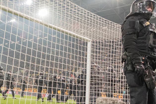 04.04.2026, xomx, Fussball 2.Bundesliga, Dynamo Dresden - Hertha BSC Berlin v.l. Platzsturm. Randale. Ausschreitungen. Pyros. Protechnik. Fackeln. Raketen. Beide Fanlager stuermen das Spielfeld. Jagdszenen mit der Polizei. Einsatzkraefte sichern das Spielfeld und draengen Fans zurueck in den K-Block. (DFL DFB REGULATIONS PROHIBIT ANY USE OF PHOTOGRAPHS as IMAGE SEQUENCES and or QUASI-VIDEO) Dresden