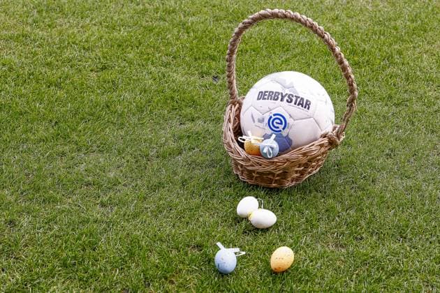 Sport Bilder des Tages DEVENTER , 05-04-2026 , Stadium De Adelaarshorst , season 2025 2026 , Dutch Eredivisie football . match between Go Ahead Eagles and PEC Zwolle, Picture shows basket with easter eggs Go Ahead Eagles - PEC  x202851155x Copyright: