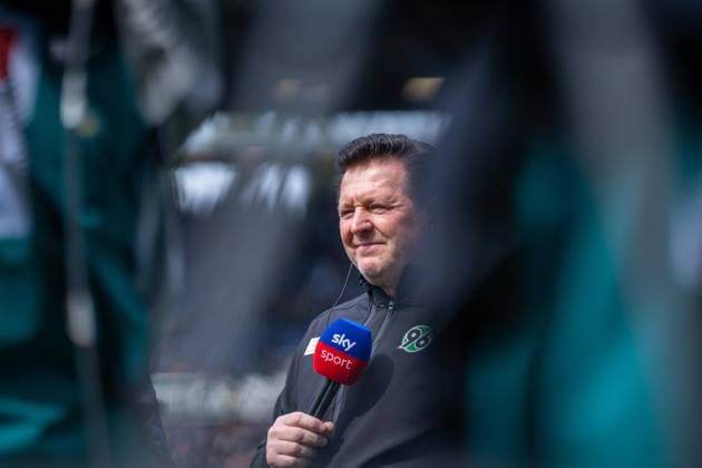 Deutschland: 2. Bundesliga 2025 - 2026, 28. Spieltag - Hannover 96 vs SV Elversberg - Heinz von Heiden Arena (Hannover): Christian Titz (Trainer, Hannover 96) Porträt Freisteller Einzelbild