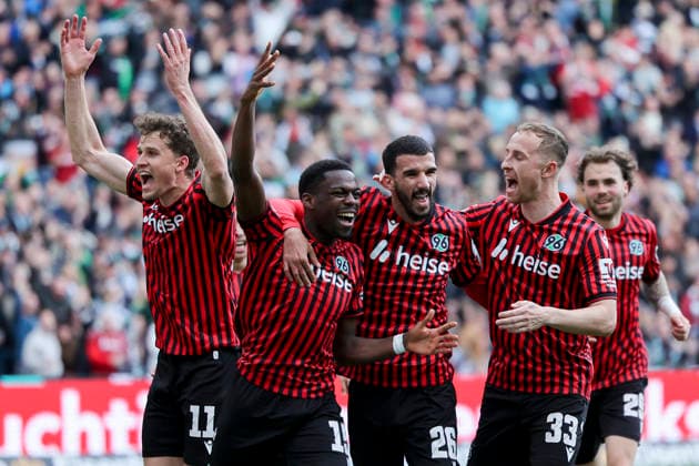 Benedikt Pichler (Hannover 96), Noel Aseko (Hannover 96), Waniss Taibi (Hannover 96) und Maurice Neubauer (Hannover 96) bejubeln das 1:0 durch ein Eigentor, 2. Bundesliga, Hannover 96 v SV 07 Elversberg, Heinz von Heiden Arena am 05. April 2026 in Hannover, Deutschland. (Foto von Marco Steinbrenner DeFodi Images) Benedikt Pichler (Hannover 96), Noel Aseko (Hannover 96), Waniss Taibi (Hannover 96) und Maurice Neubauer (Hannover 96) celebrate the 1-0 lead following an own goal, 2. Bundesliga, Hannover 96 v SV 07 Elversberg, Heinz von Heiden Arena, April 5, 2026 in Hanover, Germany. (Photo by Marco Steinbrenner DeFodi Images) -